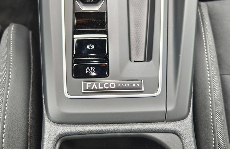 Im Innenraum weist unter anderem die Plakette "Falco Edition" auf das Sondermodell hin.