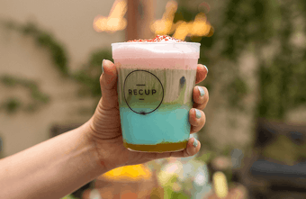 Tchibo bringt Iced Rainbow Matcha Latte nach Österreich