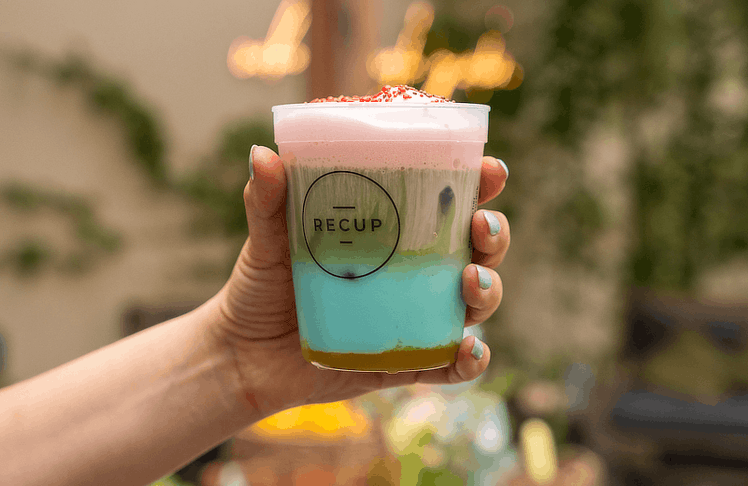 Tchibo launcht Iced Rainbow Matcha Latte österreichweit.