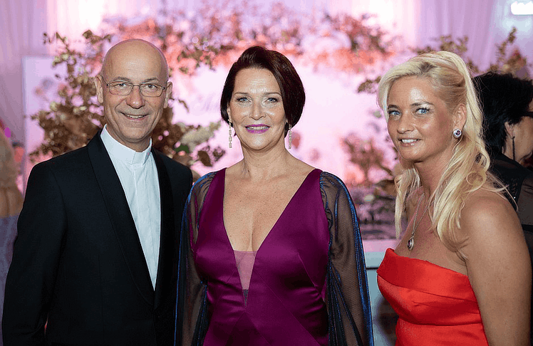 V.l.n.r.: Toni Faber, Maya Hakvoort und Natalie Nemec beim Zuckerbäckerball 2025 © LEADERSNET/ R. Brunhölzl