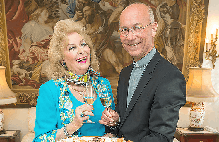 Birgit Sarata und Toni Faber beim Cocktailempfang zu Ehren des Dompfarrers im Jahr 2023 © Andreas Tischler