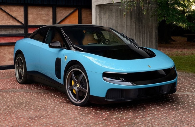 Der Ferrari Luce ist aerodynamisch gezeichnet und verfügt über eine Fahrgastzelle, die fast vollständig in die Karosserie integriert ist. Die Windschutzscheibe geht nahtlos in die Motorhaube über.
