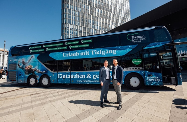 V.l.n.r. Vorstand Alfred Loidl (Österreichische Postbus AG) und Vorsitzender Stellvertreter Philip Borckenstein-Quirini (Thermen- und Vulkanland) vor dem Thermenlandbus. © ÖBB/Daniel Willinger