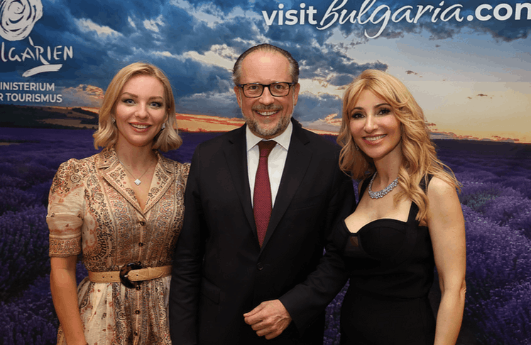 V.l.n.r.: Geigerin Lidia Baich, Bundeskanzler a. D. Alexander Schallenberg und Pianistin sowie Gala-Gründerin Donka Angatscheva