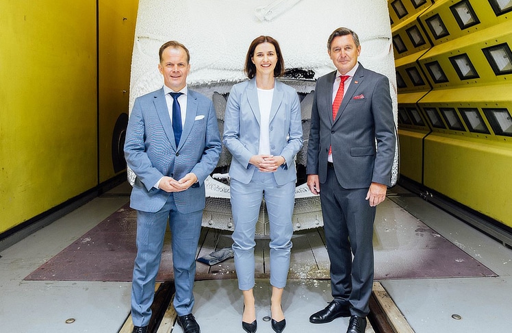V.l.n.r.: Klaus Garstenauer (Vorstand ÖBB Personenverkehr), Tanja Kienegger (CEO Siemens Mobility Austria) und Peter Hanke (Mobilitätsminister Peter Hanke, BMIMI) © ÖBB/Daniel Willinger 
