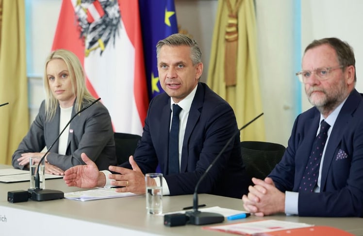 Am 27. Mai 2026 nahmen (v.l.n.r.) Staatssekretärin Michaela Schmidt, Bundesminister Wolfgang Hattmannsdorfer und Staatssekretär Sepp Schellhorn am Pressefoyer nach dem Ministerrat teil.