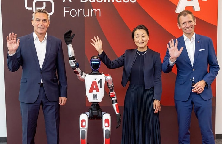 V.l.n.r.: Herbert Scheiblauer, A1 AI Roboter, Feiyu Xu und Martin Resel