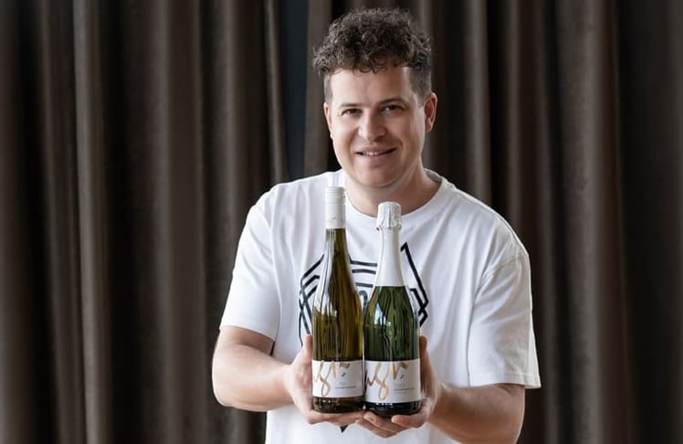 Wolfgang Hagn jun. mit den prämierten Zero-Weinen.