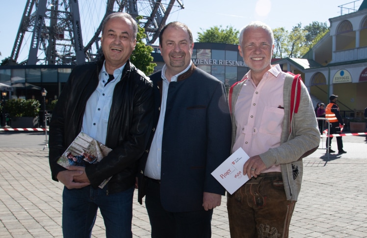 V.l.n.r.: Michael Prohaska (Geschäftsführer, Prater Wien Gmbh), Alexander Nikolai (Bezirksvorsteher, Wien-Leopoldstadt), Alexander Ruthner (Prokurist, Prater Wien GmbH) © LEADERSNET/C. M. Stowasser