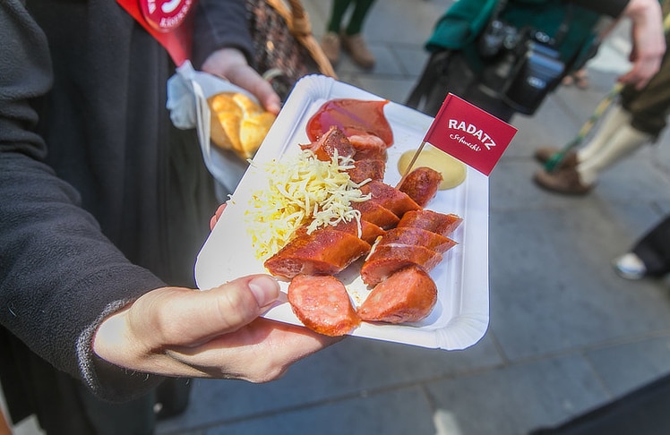 Die Käsekrainer gehört seit rund einem halben Jahrhundert zur Wiener Würstelstandkultur.