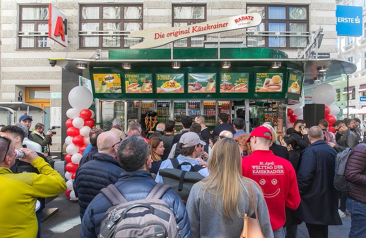 Palfrader half am Würstelstand aus und verteilte Käsekrainer an die zahlreich erschienenen Gäste.