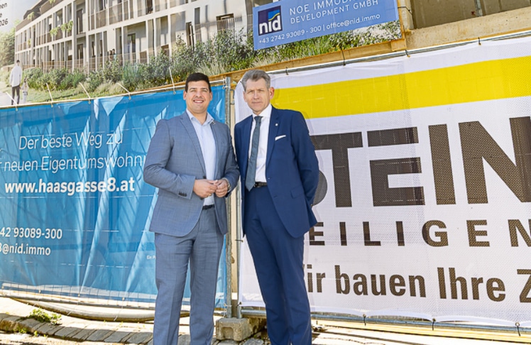 Bürgermeister Dominic Litzka (links) feiert mit Michael Neubauer (NID) die Dachgleiche des Wohnprojekts Wolk.Home. in Wolkersdorf im Weinviertel © LEADERSNET/C. Mikes