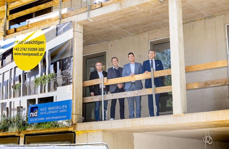 V.l.n.r.: Wolfgang Gutleder (Steiner Bau GmbH), Franz Lederhofer (Steiner Bau GmbH), Bürgermeister Dominik Litzka und Michael Neubauer (NID) © LEADERSNET/C. Mikes