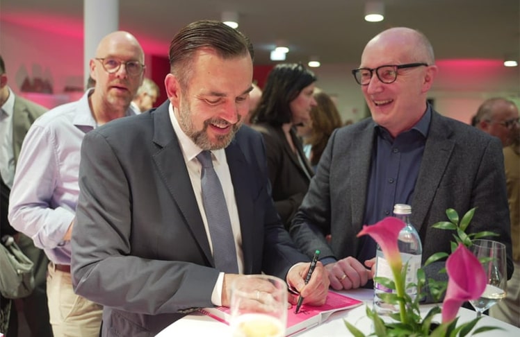 Der APA-CEO stand im Rahmen einer Signierstunde für die Gäste zur Verfügung.