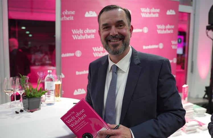 Clemens Pig mit seinem neuen Buch "Welt ohne Wahrheit"
