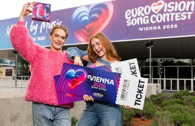 Creator und Comedian Michi Skopek (@michi_skopek) sowie Creatorin Hanna Niedrist (@austriasginger) fungieren als Markenbotschafter:innen für das neue Eskimo-ESC-Eis "Pink Rocket". © Raphael Mittendorfer I Part of the Pat Domingo Team