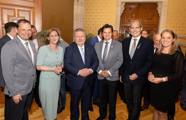 V.l.n.r: Philipp Bodzenta (Coca-Cola), Stadträtin Elke Hanel-Torsch, Bürgermeister Michael Ludwig, Laurenz Maresch (Präsident Special Olympics), Markus Eder (Casinos Austria) und Birgit Morelli (OK-Chefin Special Olympics).