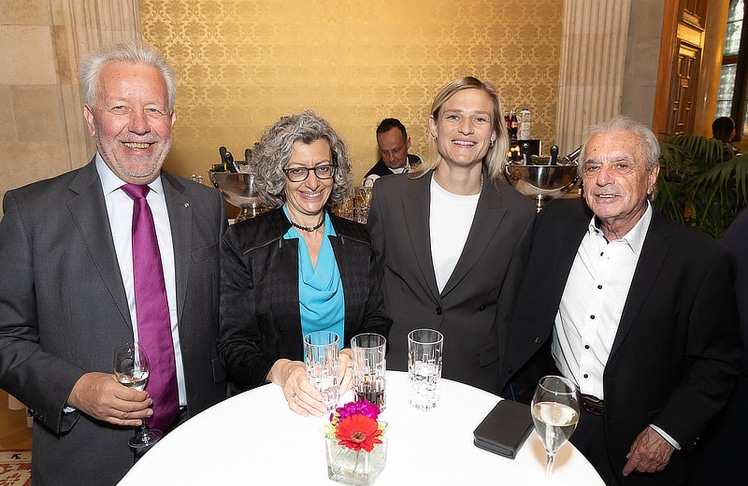 V.l.n.r: Walter Lunzer (Bau Control ZT), Monika Fiala (EWP Recycling Pfand Österreich), Carina Wenninger (Fußballerin FK Austria Wien) und Hans Huber (ehem. ORF Sportchef).