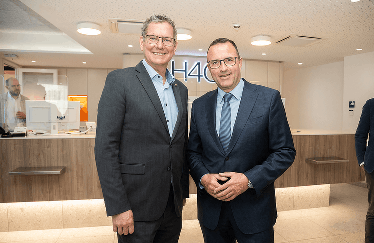 V.l.n.r.: Georg Papai, Bezirksvorsteher des 21. Wiener Bezirks, und Bernd Bartosek, Gründer des H40 Dental Life Center.