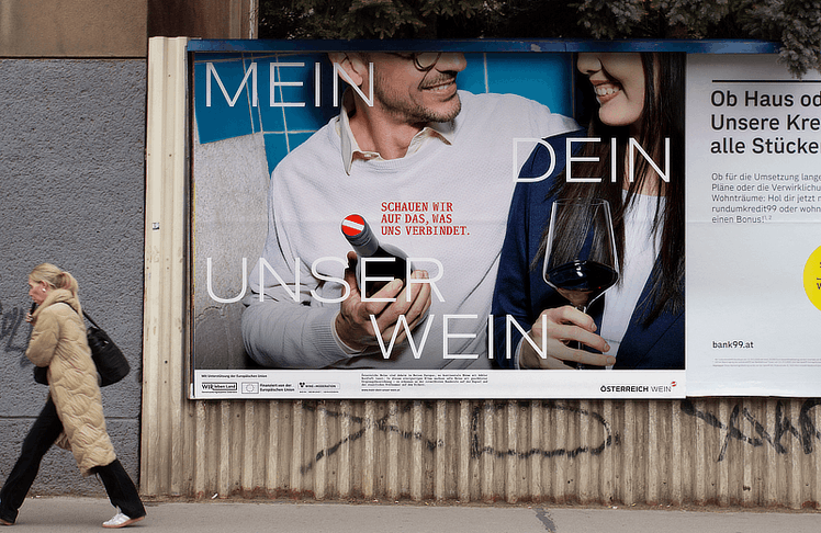 Die Wiener Agentur Scholz & Friends und die Österreich Wein Marketing (ÖWM) 
inszenieren gemeinsam kommunikativ das rote-weiß-rote Flaschenkennzeichen. © Scholz & Friends 