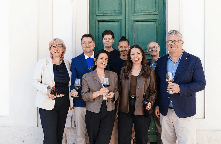 Die Werbeagentur Scholz & Friends mit Kreativgeschäftsführer Christian Hellinger (2ter v. l.) und Client Service Director Ela Lutz (3te v. l.) sowie Chris Yorke, Geschäftsführer Österreich Wein Marketing (rechts außen).  © Teresa Wagenhofer 