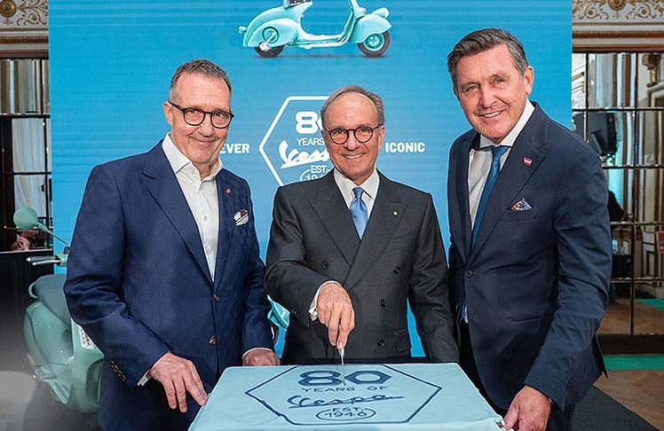 V.l.n.r.: Josef Faber, Giovanni Pugliese und Peter Hanke beim Anschnitt der Geburtstagstorte © Andreas Tischler