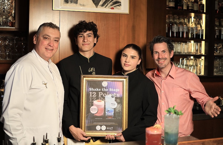 V.l.n.r.: Heinz Kaiser (Chef der Dino's Apothecary Bar), Chester De Jongste und Laura Hoffmann (Schüler:innen der GAFA) sowie Thomas Peschta (Obmann der Wiener Gastronomie).