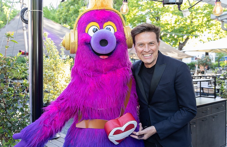 ESC-Maskottchen Auri mit Moderator Robert Steiner. © LEADERSNET / R. Brunhölzl