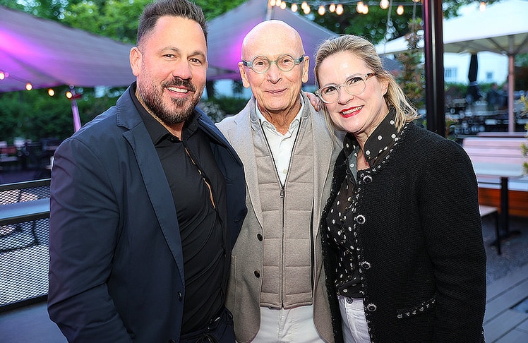 V.l.n.r.: Litus-CEO Philipp Pracser mit Bäckermeister Kurt Mann und dessen Freundin Renate. © LEADERSNET / G. Langegger