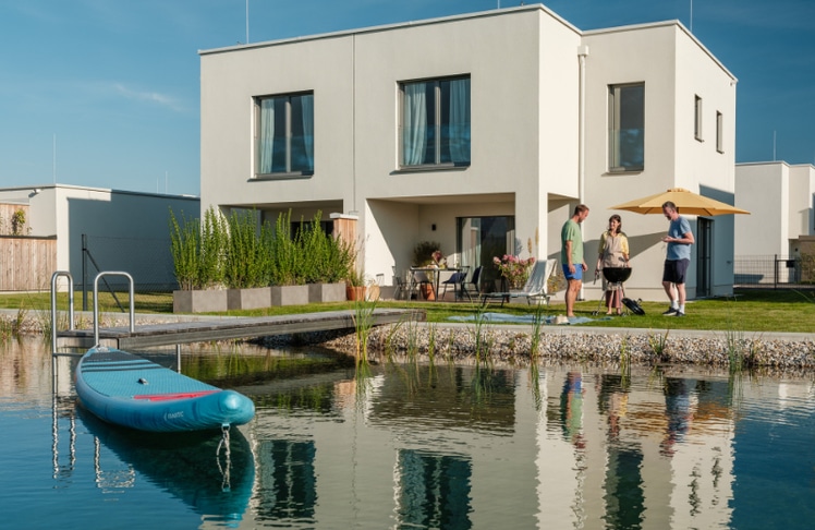 Alle Häuser haben außerdem einen eigenen Garten unmittelbar am See © Stefan Gergely