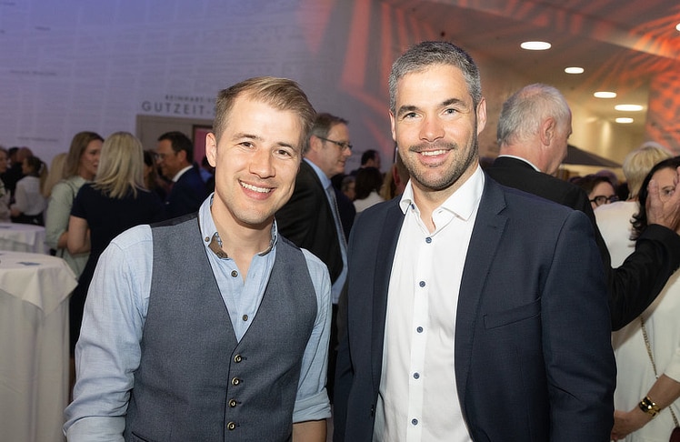 Markus Stumpner (Chorleiter der St. Florianer Sängerknaben) mit Skistar Vincent Kriechmayr (r.).