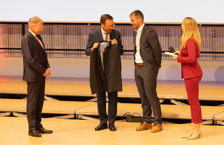 Landeshauptmann Thomas Stelzer und Klaus Kumpfmüller (Präsident des oberösterreichischen Skiverbandes) überreichten Skistar Vincent Kriechmayr einen Oberösterreicher Anzug.