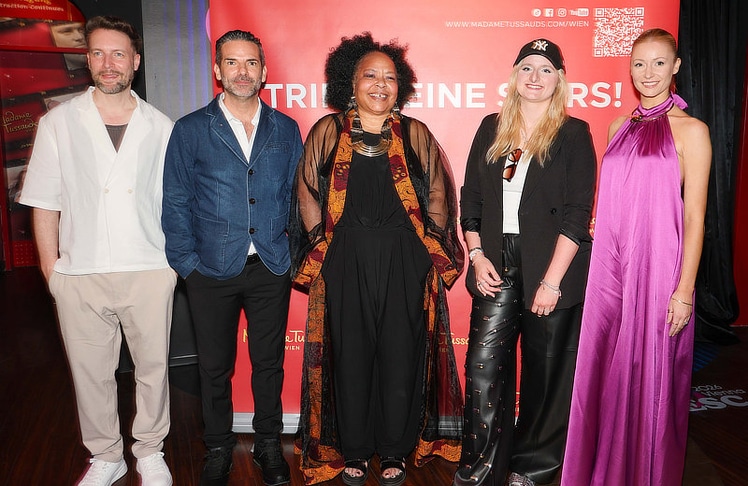Bei der Präsentation dabei waren unter anderem bekannte Gesichter aus dem ESC-Kosmos, darunter (v.l.n.r.) Peter Schreiber, Manuel Ortega, Kim Cooper, Julia Steen und Kaleen.