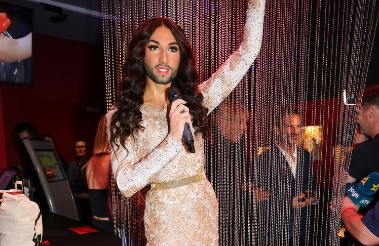 ...auch heimische ESC-Gewinner:innen wie Conchita Wurst, die 2014 mit "Rise Like a Phoenix" siegte.
