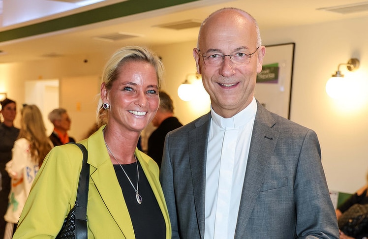 Dompfarrer Toni Faber mit Begleitung Natalie Nemec.