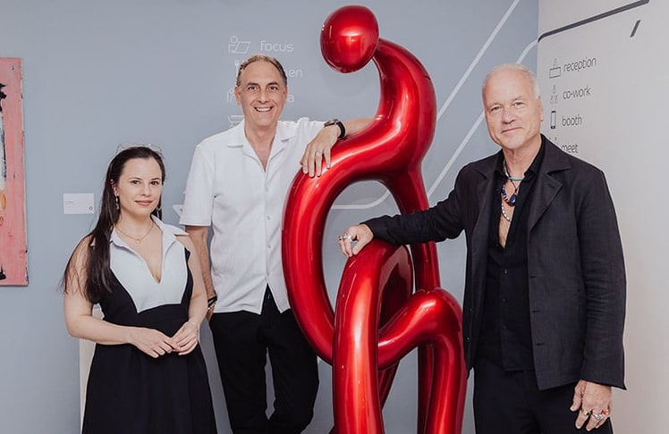 V.l.n.r. Künstlerin Naomi Devil, Christian Krpoun (currycom CEO und Kurator der Ausstellung) und Künstler Mario Dalpra vor seiner Bronze-Skulptur "Robina". ©Imbasto