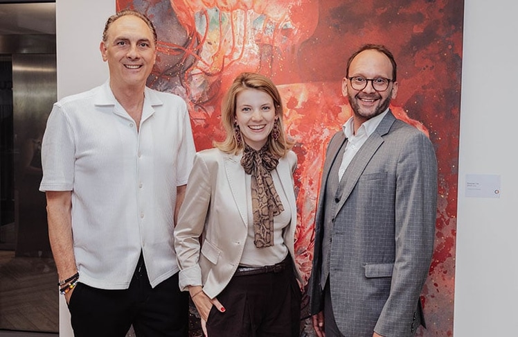 V.l.n.r. Christian Krpoun (currycom CEO und Kurator der Ausstellung), Caroline Bayer (Managing Director currycom) und Stefan Deller (Managing Director currycom). ©Imbasto
