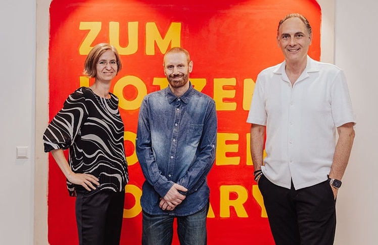 V.l.n.r. Angelika Paul (Head Consultant currycom), Künstler Martin Grandits vor seinem Bild "Zum Kotzen Contemporary" und Christian Krpoun (currycom CEO und Kurator der Ausstellung). ©Imbasto