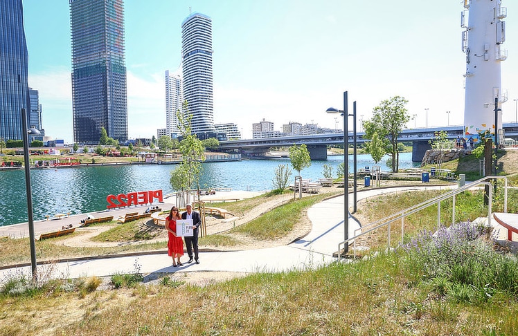 Der neue Pier 22 wartet mit einer offenen Parklandschaft samt Liegeflächen, Badeplattformen, freien Wasserzugängen, Fitnessangeboten und überdachten Sportflächen auf.