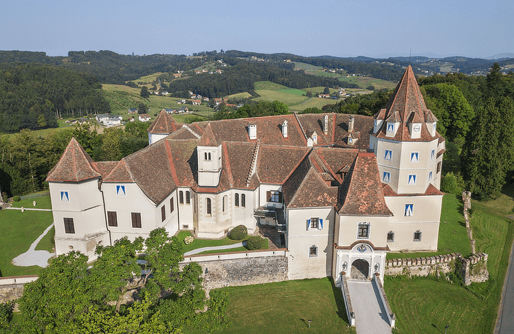 Am Sonntag, den 5. Juli 2026, verwandelt sich das historische Schloss Kornberg im steirischen Thermen- & Vulkanland im Rahmen des "Fests der Sinne" in eine Bühne für Genuss, Begegnung und Solidarität.