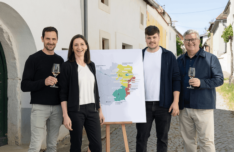 V.l.n.r.: Ewald Gruber und Maria Wegscheider vom Weingut Gruber Röschitz, Winzer Alexander Artner und der Geschäftsführer der Österreich Wein Marketing Chris Yorke