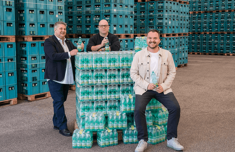 V.l.n.r.: Thomas Schmidt, Verkaufsleiter Waldquelle Mineralwasser, Vítězslav 
Staněk, Geschäftsführer Waldquelle Mineralwasser, und Pierre Jantzer, Maretingleiter
Waldquelle Minerlwasser freuen sich über den Erfolg der Sorte Birne & Holunder und
über die Neueinführung des 0,5-l-Formats.