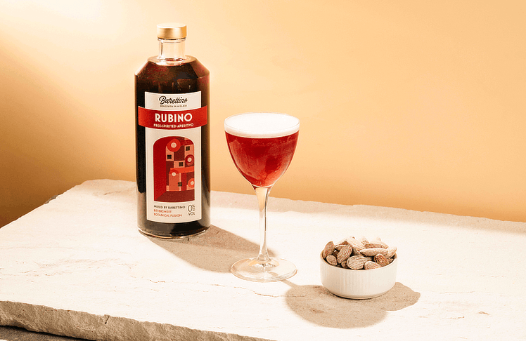 Rubino steht für eine intensiv fruchtig-herbe Stilistik mit Hibiskus, Orange und Hagebutte, die dem Profil Tiefe, eine ausgewogene Säurestruktur und einen vollmundigen Charakter verleihen.