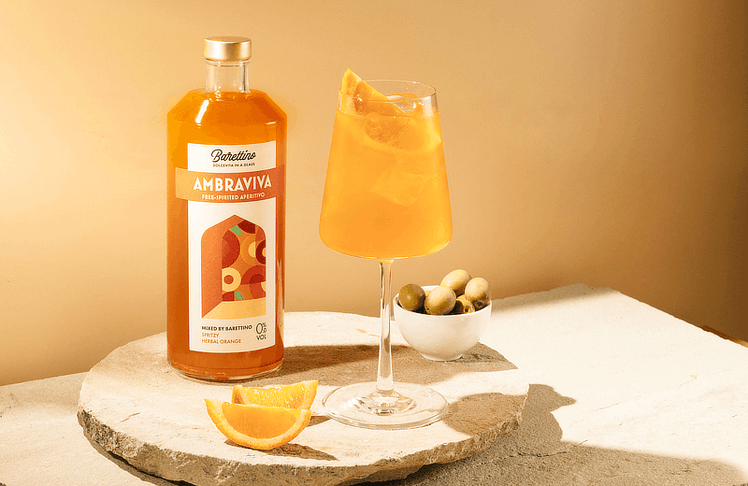 Ambraviva präsentiert sich zitrusfrisch und lebendig, geprägt von sonnengereifter Orangenzeste, feinen Gewürznoten und einer klaren, eleganten Frische.
