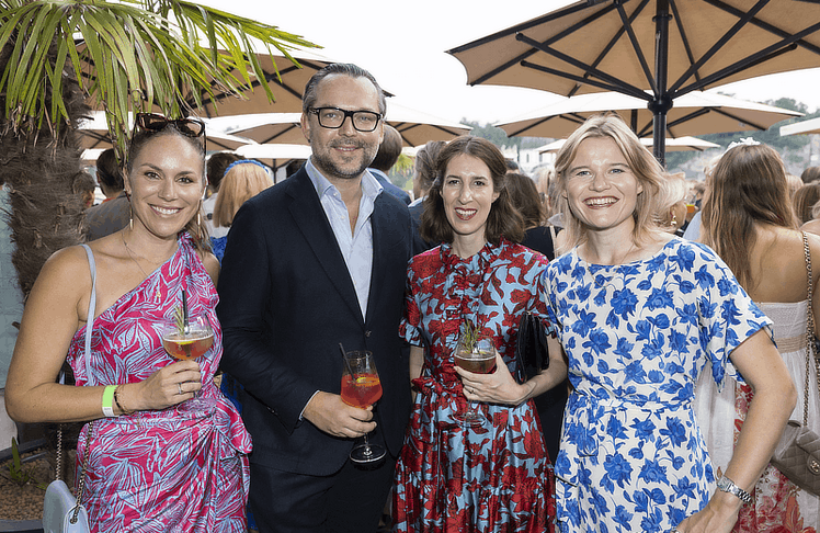V.l.n.r.: Kathi Wörndl (TV-Moderatorin und CMO StoryMachine), Christian Stenzl (CEO StoryMachine), Amelie Groß (Unternehmerin und ehemalige Vizepräsidentin der Wirtschaftskammer Österreich) sowie Ulrike Köstinger (stv. Vorsitzende der NXG und CEO von Operabase) beim NXG-Sommerfest 2025
