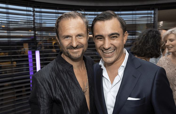V.l.n.r.: Schauspieler Philipp Hochmair und NXG-Vorsitzender & PR-Unternehmer Christian Renner bestens gelaunt beim NXG-Sommerfest 2025