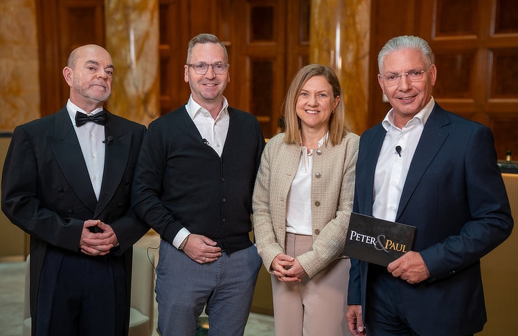 V.l.n.r.: Oberkellner Peter Müller, Roland Schmid (CEO, IMMOunited), Daniela Bauer (Geschäftsführerin Wirtschaft, SK Rapid GmbH) und Paul Leitenmüller (CEO, Opinion Leaders Network).