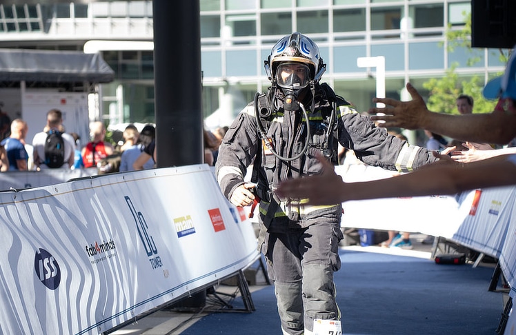 Einsatzkräfte der Berufsfeuerwehr Wien bewältigten das Stiegenhaus mit Schutzausrüstung und bis zu 20 Kilogramm zusätzlichem Gewicht. © DC Tower Run 2026 / David Stenitzer