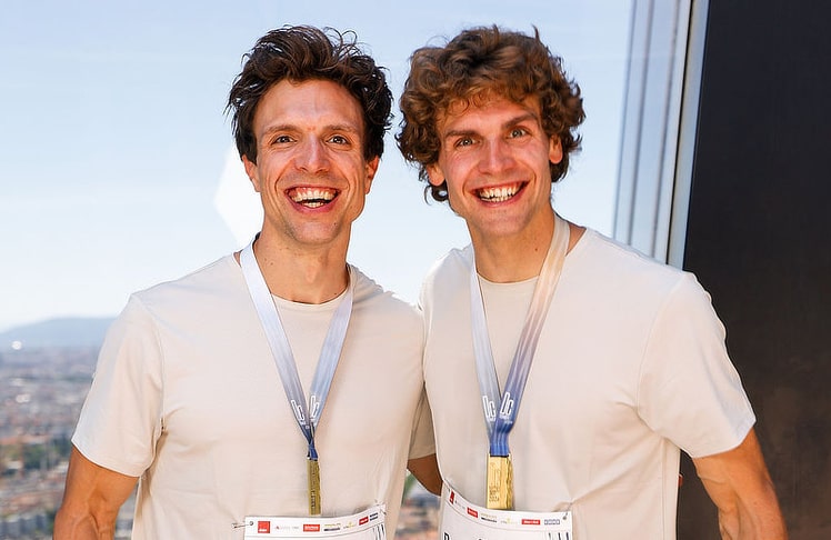 Jan (l.) und Matti Waldner, bekannt als stew.crew, nahmen die Herausforderung erstmals gemeinsam in Angriff. © DC Tower Run 2026 / Nicole Viktorik