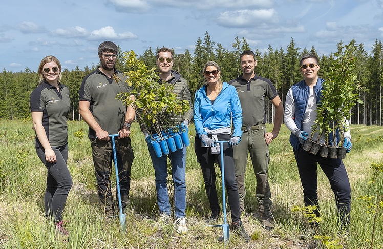 V.l.n.r.: Magdalena Reissig (Wald4Leben), Bernhard Trinko (Mitgründer Wald4Leben), Christoph Troesch und Christine Matzer (beide Bereichsleitung HR, Raiffeisen NÖ-Wien), Michael Poppinger (Förster, Mitgründer Wald4Leben) und Matthias Spitzer (Bereichsleiter ESG, Raiffeisen NÖ-Wien) © Roland Rudolph